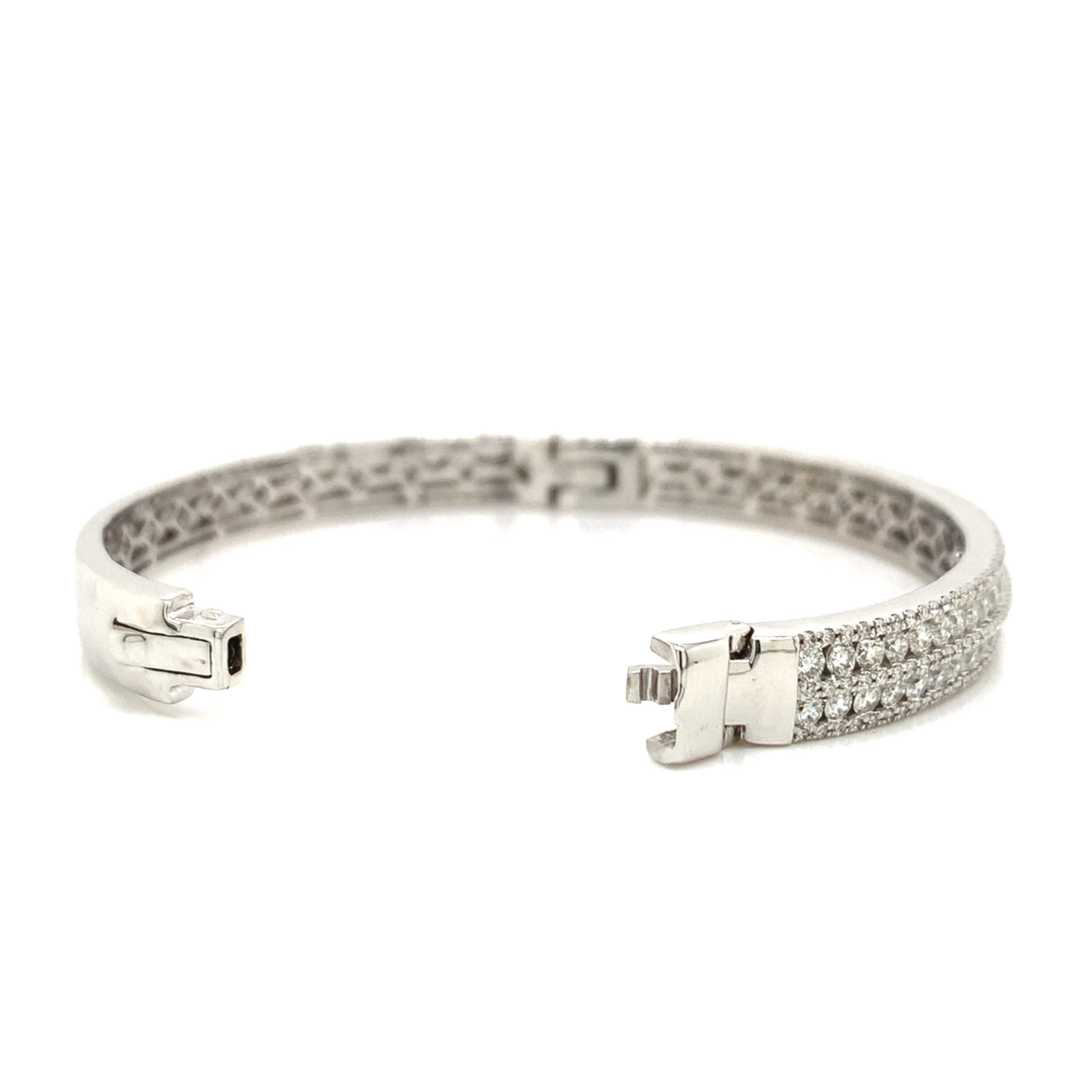 18k White Gold Diamond Bangle Bracelet - Arezzo Jewelers – Elmwood Park,  IL. – PB18W1946, image size:3024x3024