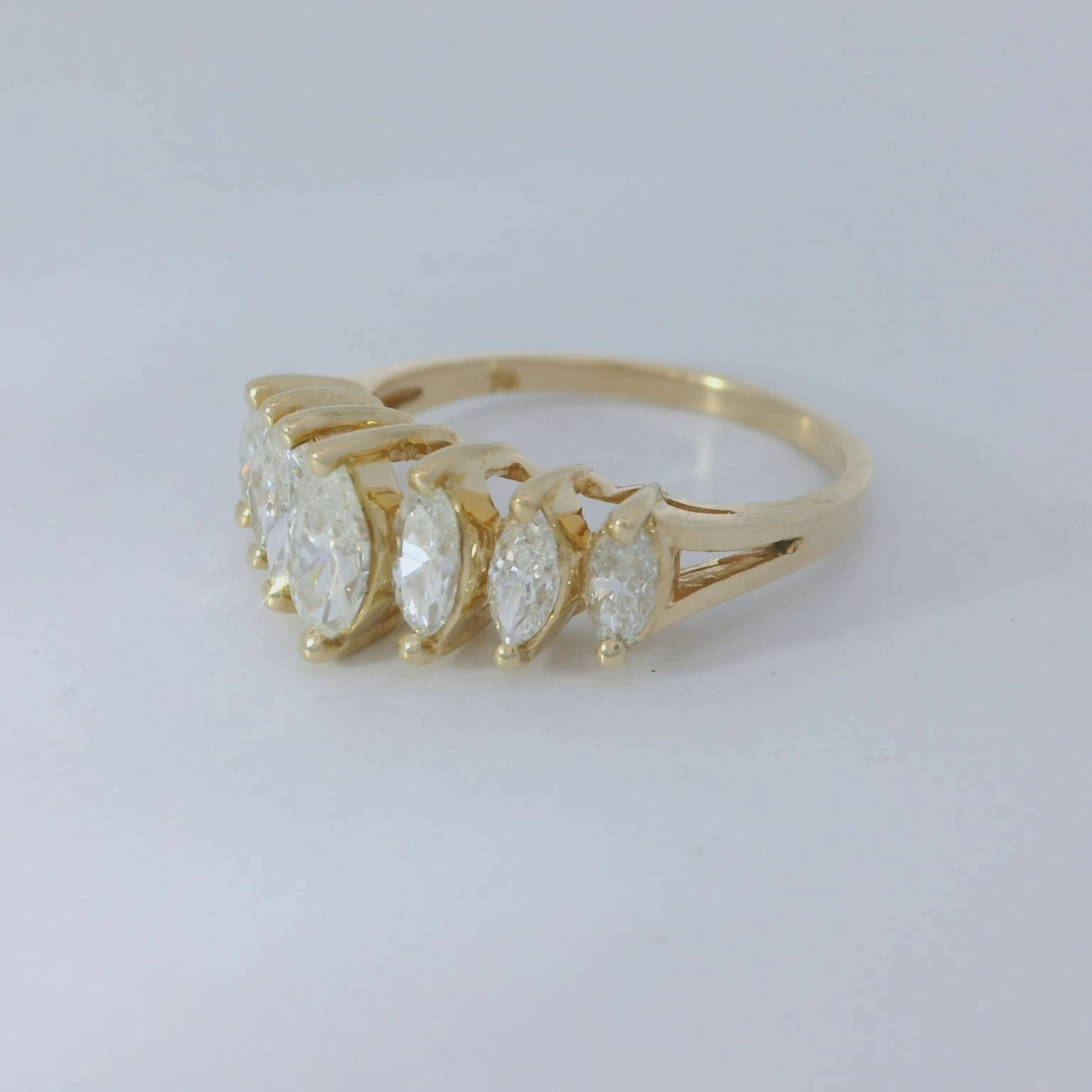 【VINTAGE HOLLYWOOD】Matte Crescendo Chain Ring_VH2533RI072M 77ct Carre Cut Emerald Pleated 5 Stone Band – Retrouvai