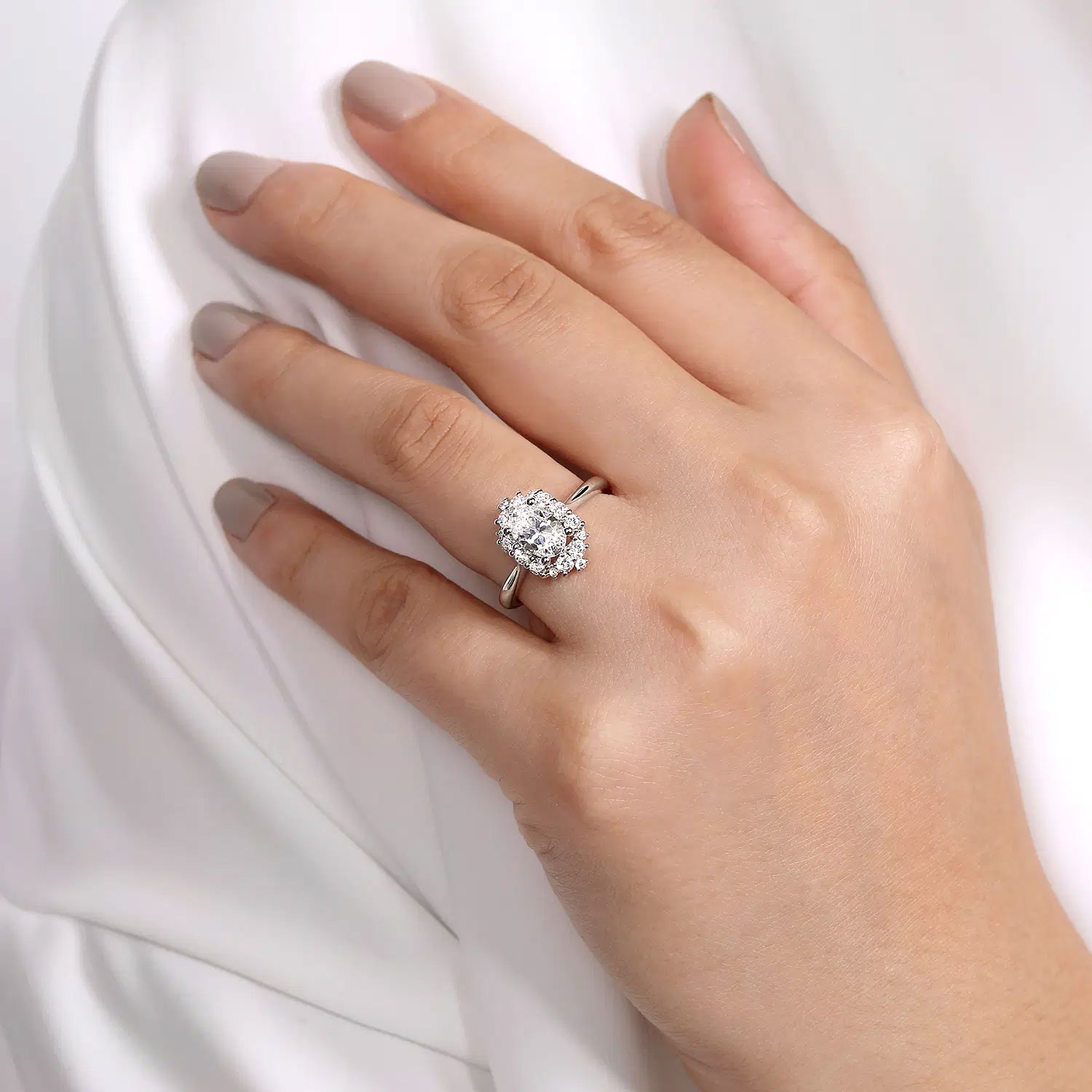 A Complete Guide to Buying Engagement Rings in the UK