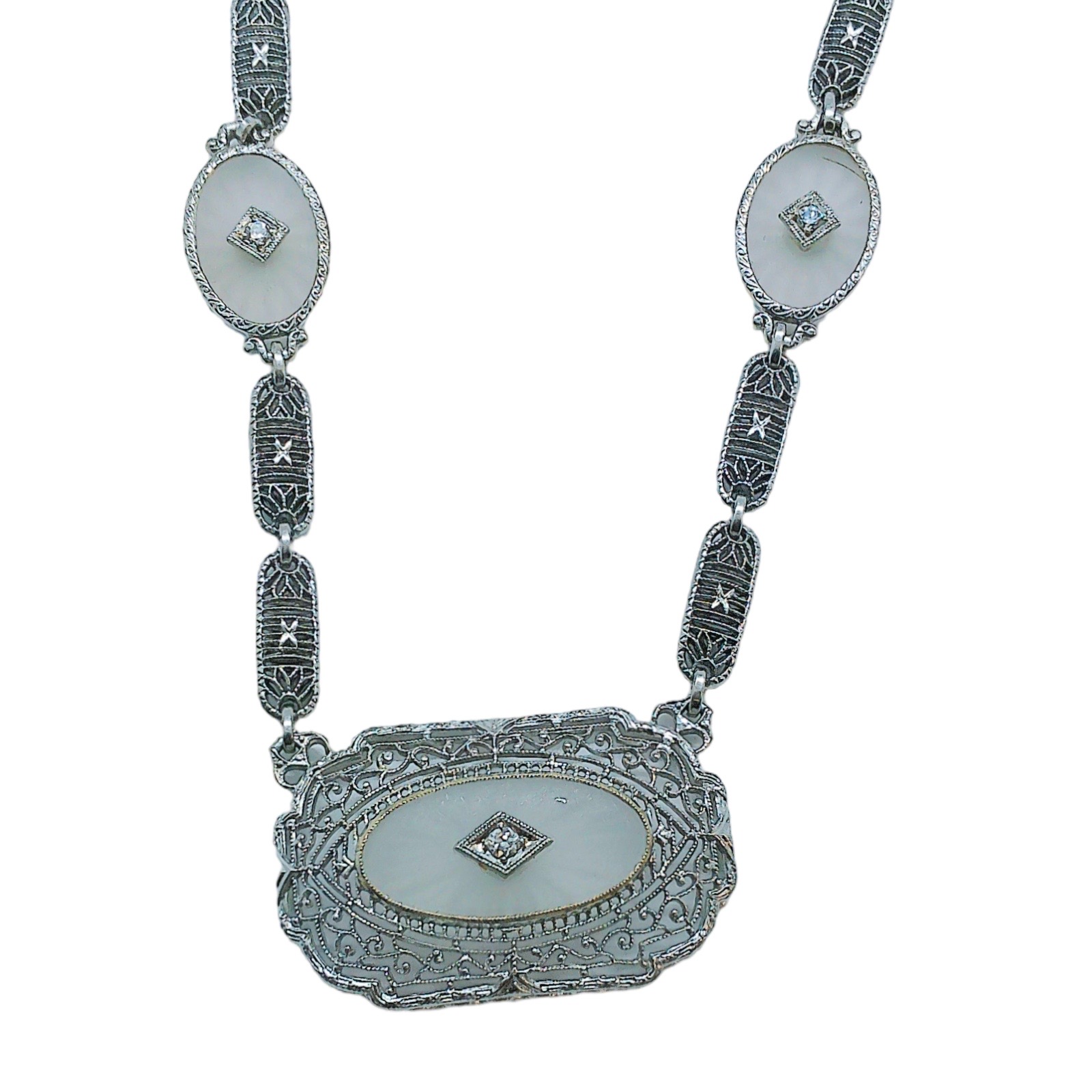 Collier Vintage Argenté Avec Médaillon Central à Relief Et Cristaux Style Diamant - Modèle 3674