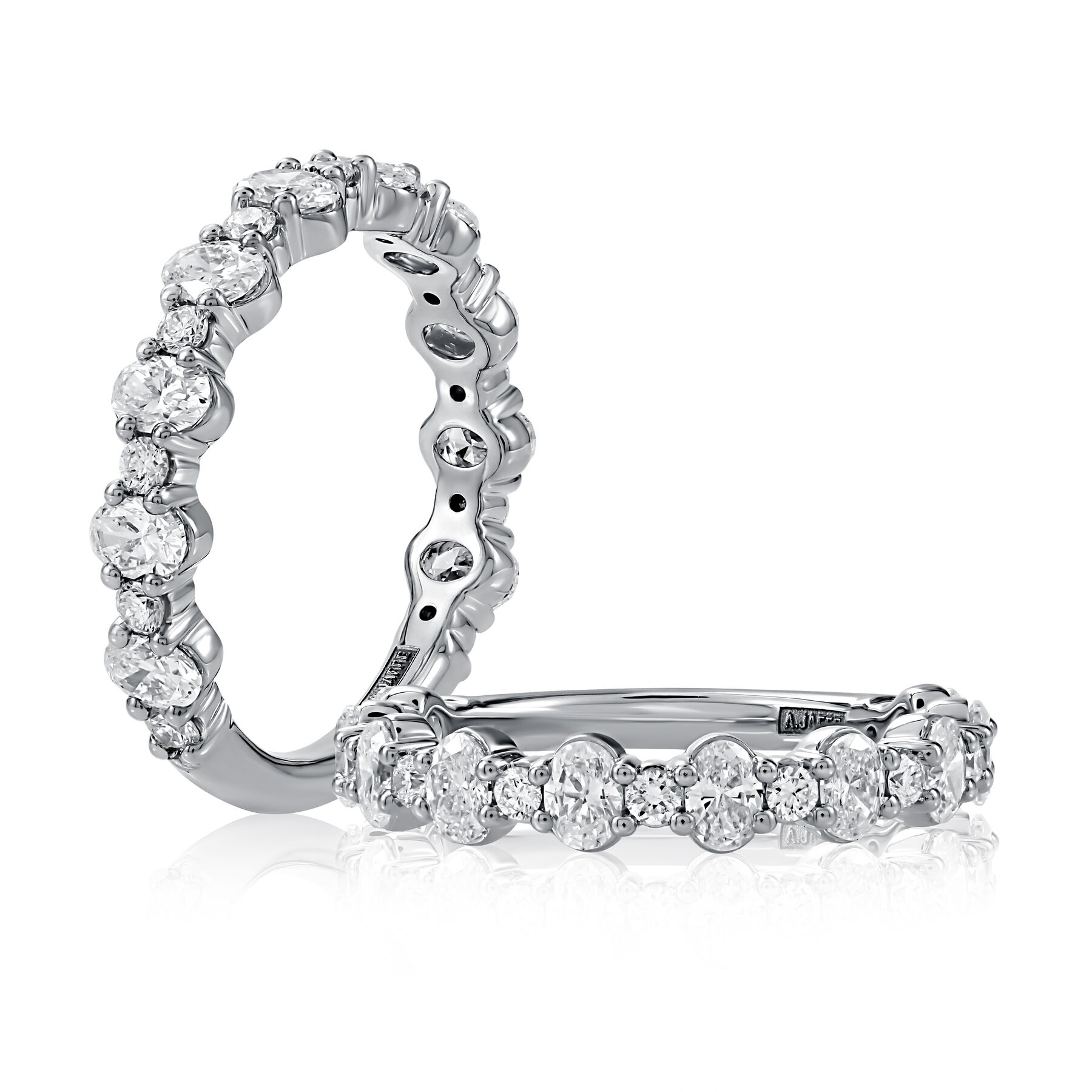 Alternating Oval and Round Diamond Wedding Band